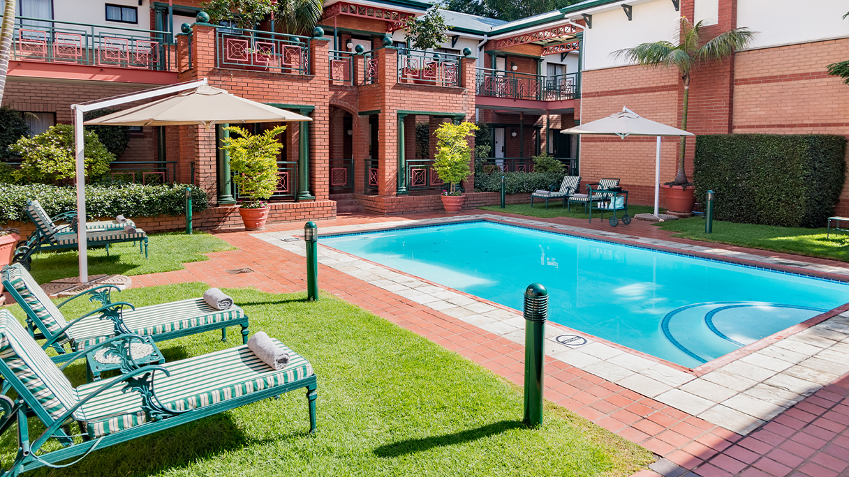 Courtyard Hotel Rosebank - Hotels with Pools in Johannesburg